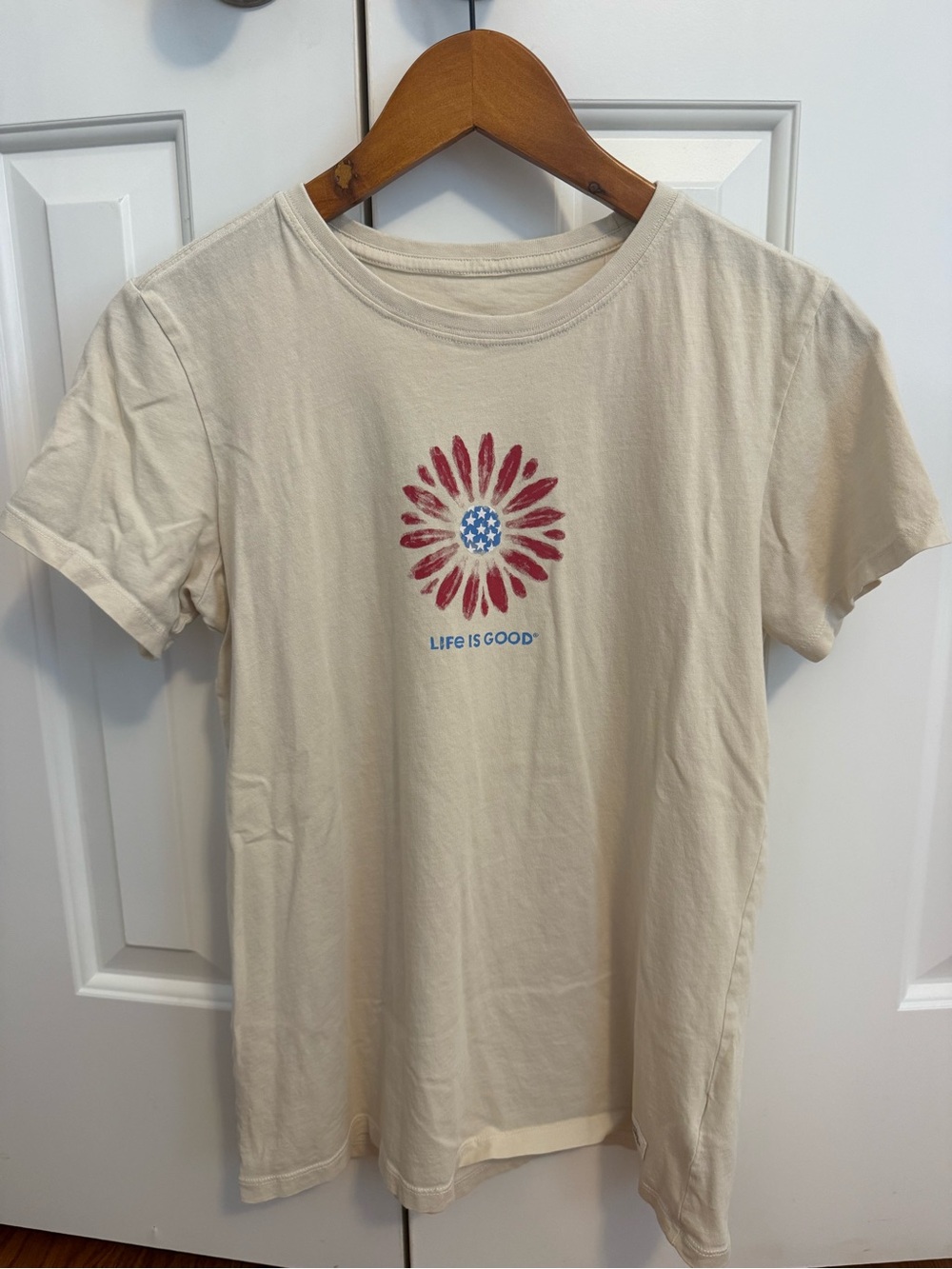 Life is Good Women's Americana Daisy Short Sleeve Tee Size Medium
